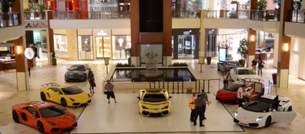 Lai 5 sieu xe Lamborghini nao loan ben trong trung tam mua sam hinh anh