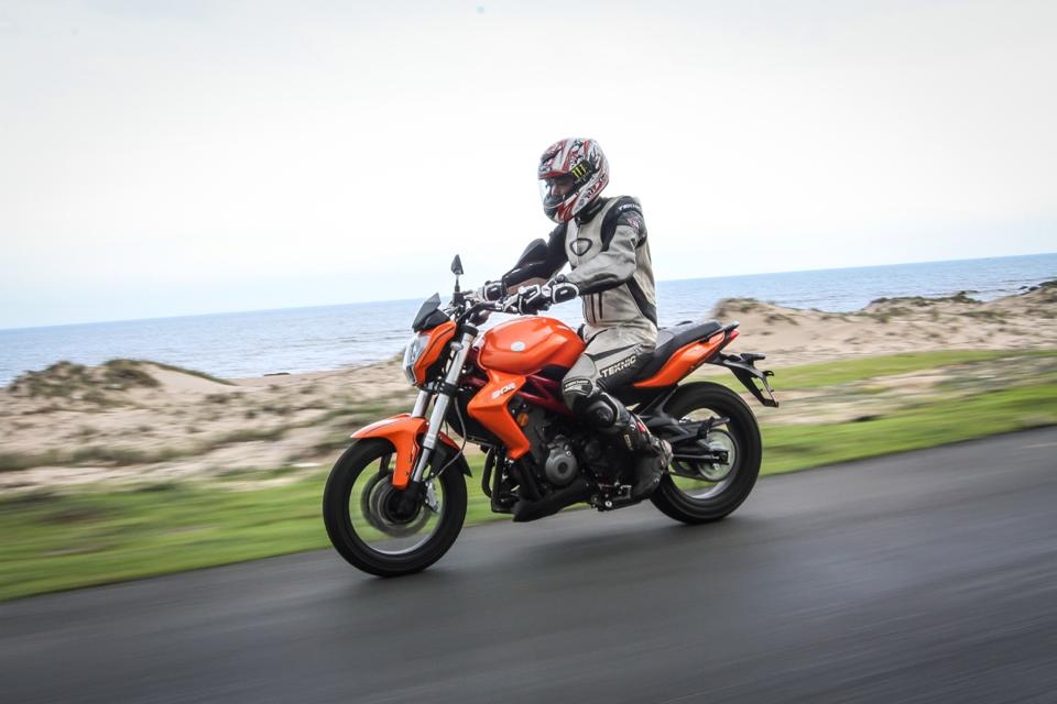 Lo anh chay thu naked-bike 300 phan khoi gia mem moi tai VN hinh anh