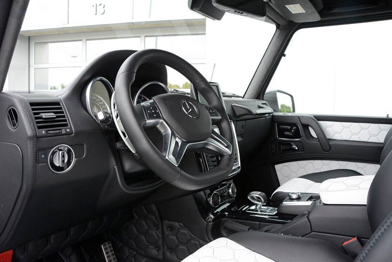 Được độ lại từ Mercedes-Benz G63 AMG 6x6, Brabus B63S 700 6x6 được trang bị động cơ V8 Biturbo, dung tích 5,5 lít, sản sinh công suất tối đa 700 mã lực và mô-men xoắn cực đại 960 Nm. Hai con số tương ứng của Mercedes-Benz G63 AMG 6x6 nguyên bản là 536 mã lực và 760 mã lực.