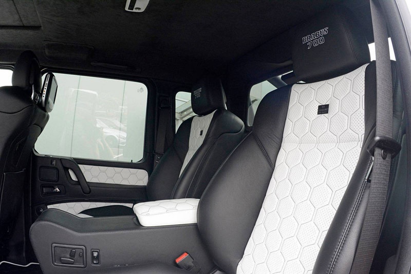 Sức mạnh động cơ cho phép Brabus B63S 700 6x6 tăng tốc từ 0-100 km/h trong 7,4 giây. Đáng tiếc thay, xe bị giới hạn tốc độ tối đa ở con số 160 km/h vì bộ lốp off-road có đường kính lên đến 939 mm.