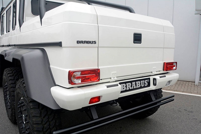 Cách đây không lâu, chính Bilzerian đã đăng một hình ảnh của chiếc Brabus B63S 700 6x6 lên mạng xã hội như thông báo chuyện mua xe mới. Tuy nhiên, mãi đến nay, hình ảnh chi tiết của chiếc xe việt dã 6 bánh được chuyển từ trụ sở hãng Brabus tới Mỹ mới xuất hiện.
