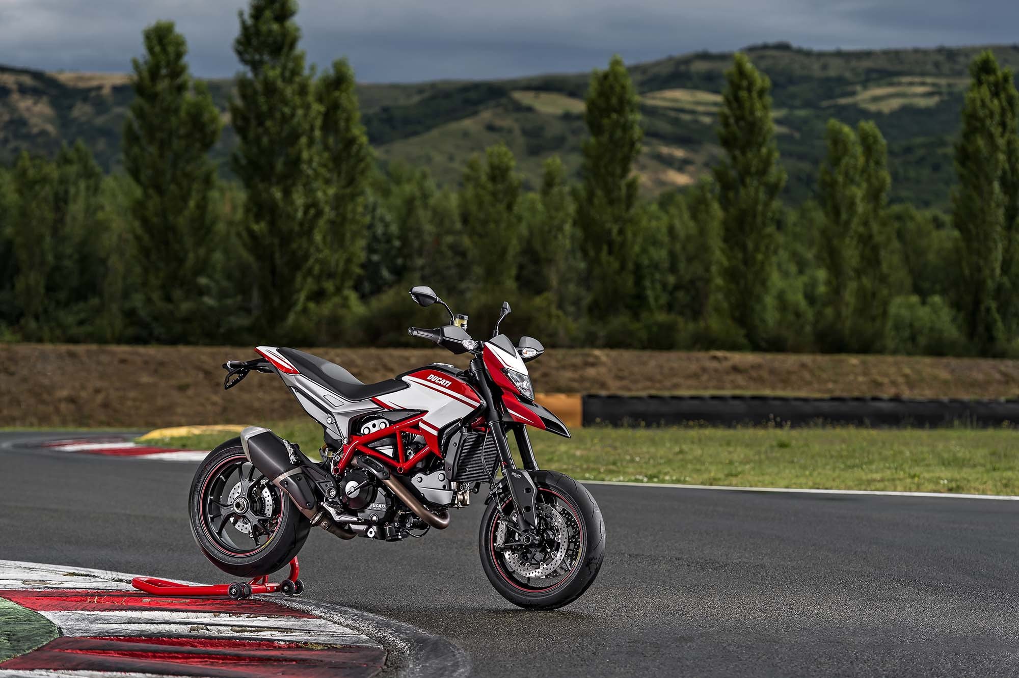 Ducati Hypermotard SP 2015 them mau sac moi hinh anh