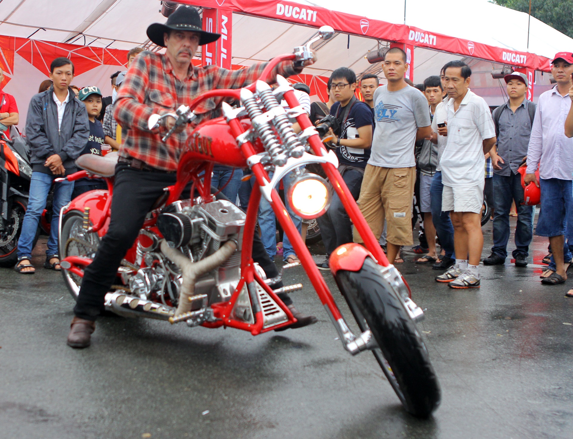 Biker Sai Gon lai xe 'khung' doi mua tham du le hoi mo to VN hinh anh