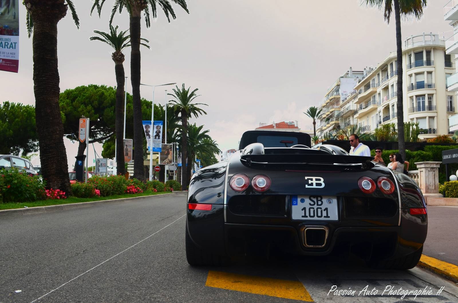 Siêu xe Veyron Sang Noir được Bugatti sản xuất với số lượng chỉ 15 chiếc. Toàn bộ thân xe được sơn đen bóng, kết hợp cùng với đó là những màu sắc tương phản bên trong nội thất. Nội thất của xe gồm các màu cam/ đỏ/ nâu nhạt.