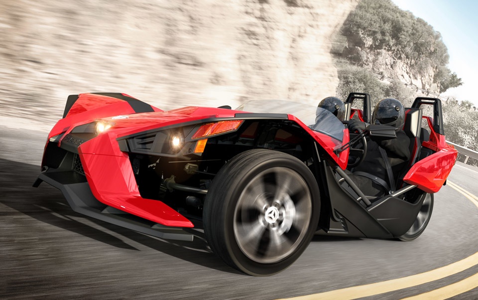 Slingshot khiến người ta liên tưởng đến mẫu KTM X-BOW, tuy nhiên mẫu xe này được xếp vào dạng mô tô 3 bánh. Trên thực tế, Polaris là một hãng xe rất nổi tiếng với những mẫu ATV và các phương tiện di chuyển trên tuyết.
