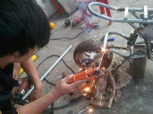 Đỗ Đức Thỏa tự tay chế tạo mẫu xe của mình.