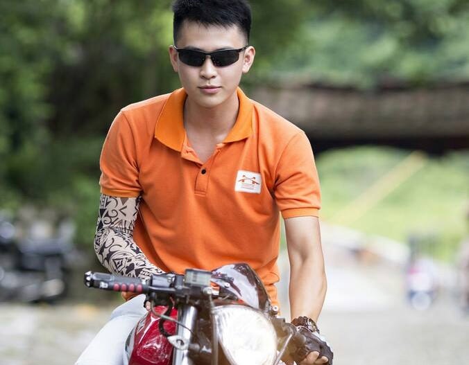 Nhung 9x dien trai noi danh nho biet tai tu che xe may hinh anh