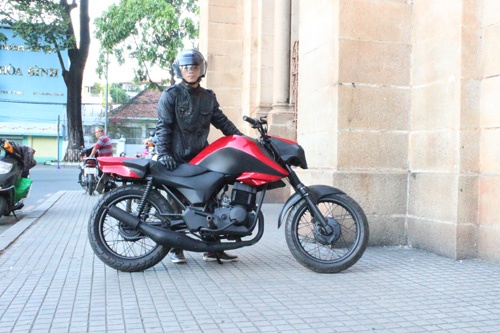 Vũ Đắc Tâm bên mẫu xe tự chế từ xe Minsk.