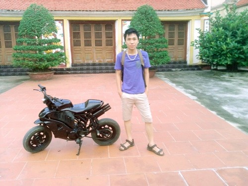 Vũ Đức Thịnh bên mẫu xe tự chế.