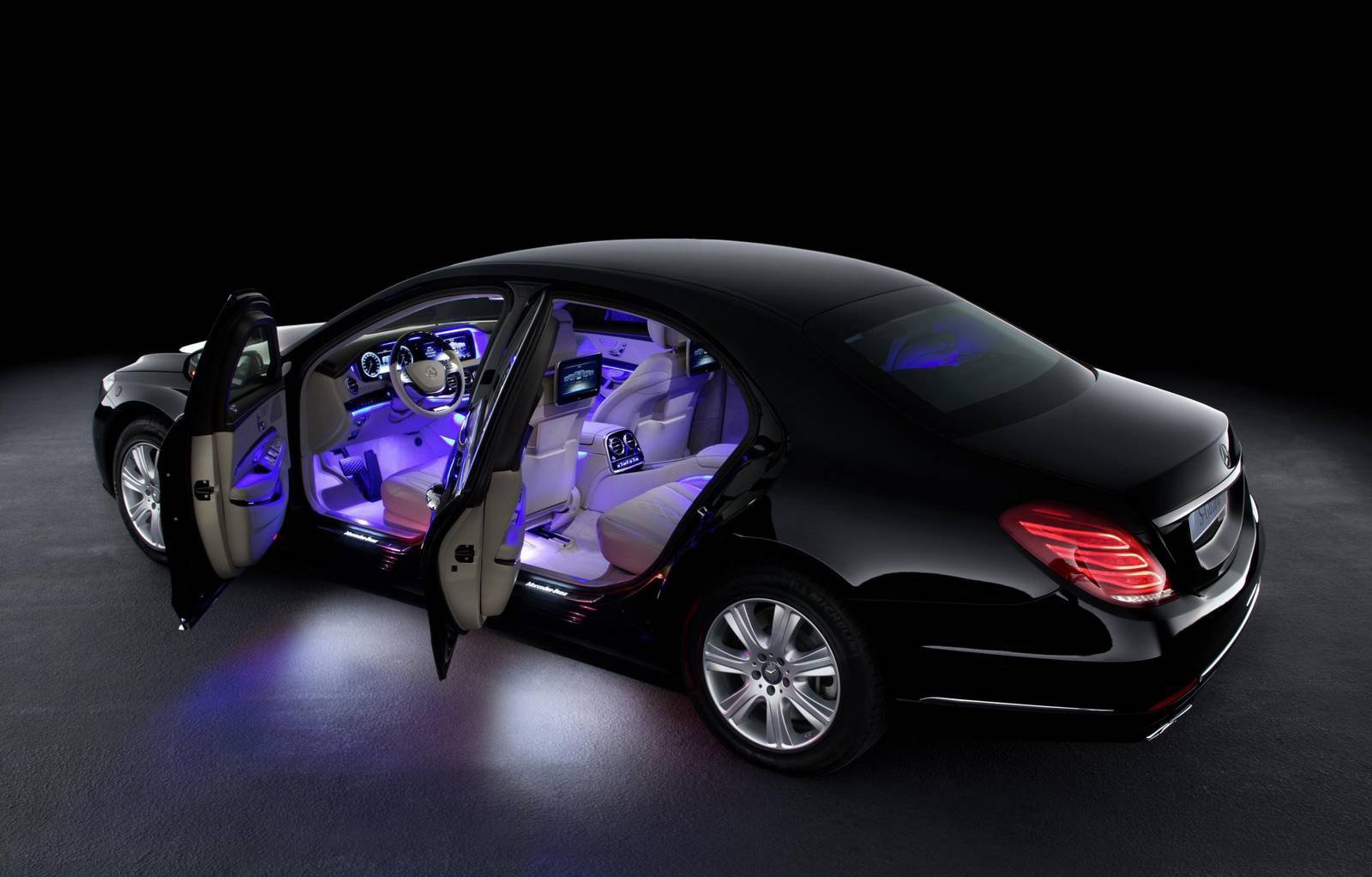 Để đạt được chứng nhận này, Mercedes-Benz đã đặt ở giữa lớp vỏ của xe những tấm thép rất dày. Bên cạnh đó, các hệ thống các loại vật liệu đặc biệt như PE, Aramid cũng được sử dụng ở nhiều vị trí quan trọng khác để giúp chiếc xe chịu được các cuộc tấn công bằng lựu đạn. Hãng xe Đức không tiết lộ cụ thể cách họ gia cường cho vị trí cửa sổ, nhưng chắc chắn họ sử dụng một lớp phủ bằng vật liệu Polycarbonate để tăng thêm sự an toàn cho người ngồi bên trong. 