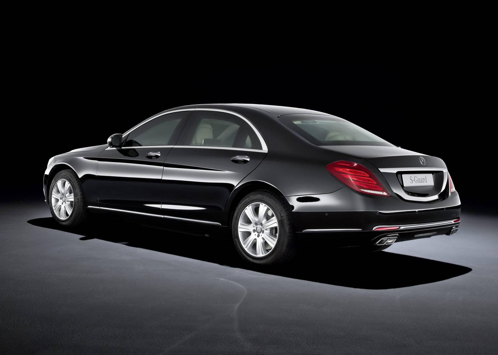 Không chỉ chịu được các cuộc tấn công bằng súng trực diện vào thân xe, phía dưới khung gầm của S600 Guard cũng được chế tạo đặc biệt, chịu được các cuộc tấn công bằng các loại vũ khí gây nổ. Có thể nói chiếc xe được bao bọc toàn bộ các vị trí có thể gây sát thương cho người ngồi bên trong.