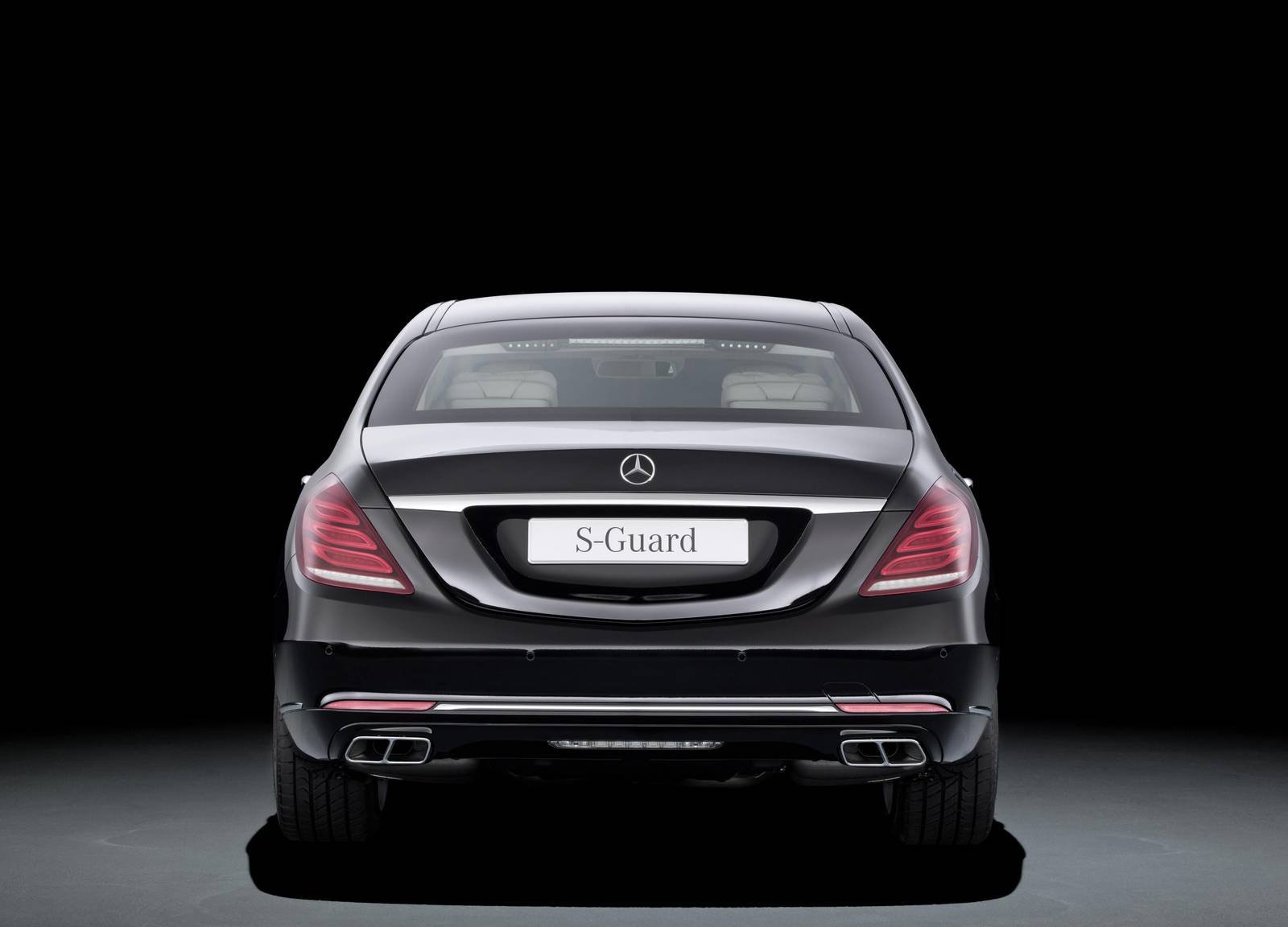 Trong khi đó, nội thất và các thông số khác hầu như không có gì khác biệt so với các mẫu xe trong dòng S-Class. Nội thất của một chiếc sedan cỡ lớn, với không gian sử dụng rộng rãi và được trang bị nhiều tính năng, thiết bị hiện đại.