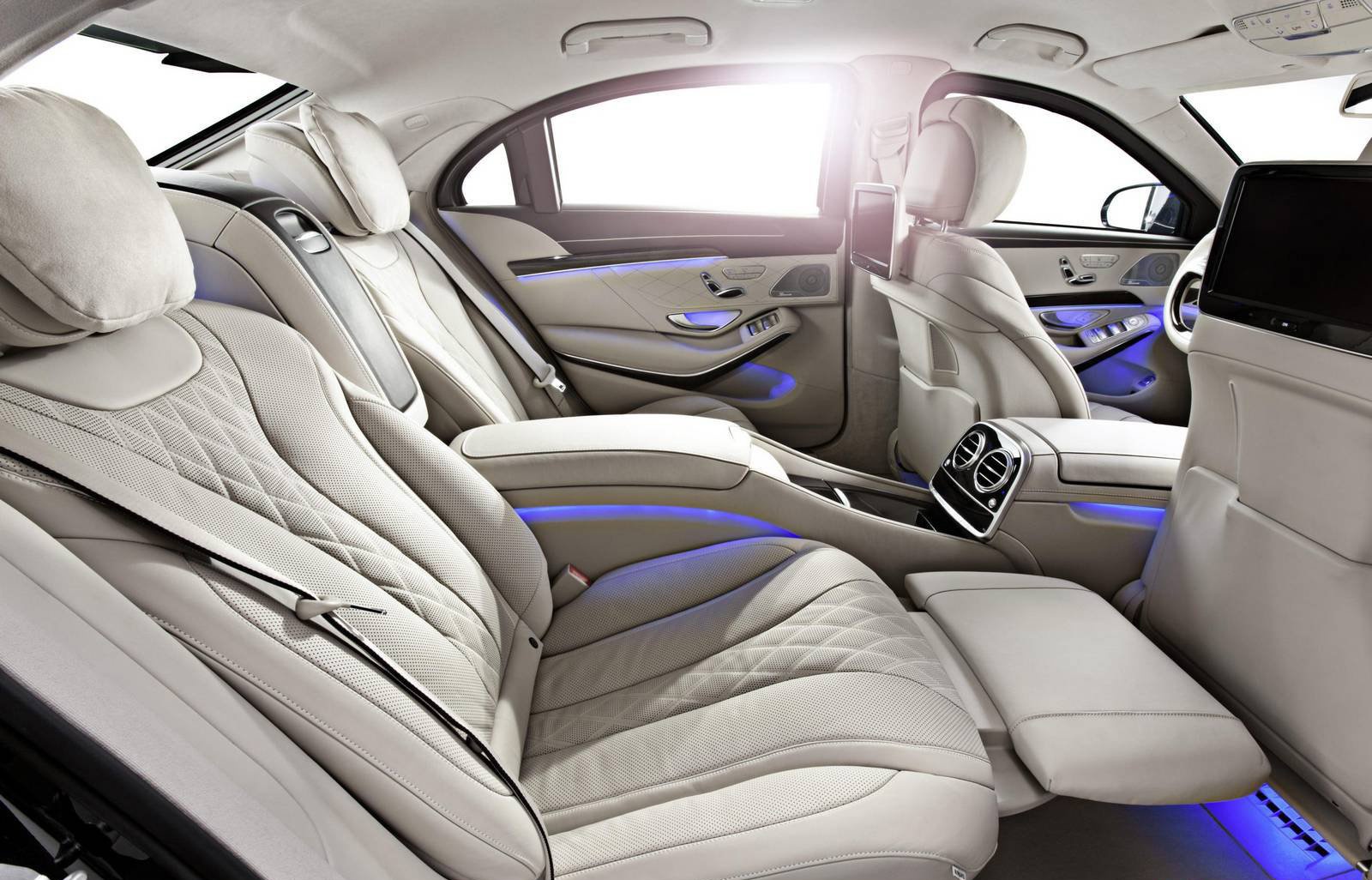 Để tương thích với chiều cao mới của S600 Guard, Mercedes-Benz đã trang bị hệ thống treo khí nén mới, đáp ứng tốt trọng lượng của xe.  Hệ thống phanh xe cũng được cải tiến so với những chiếc S-Class tiêu chuẩn. 