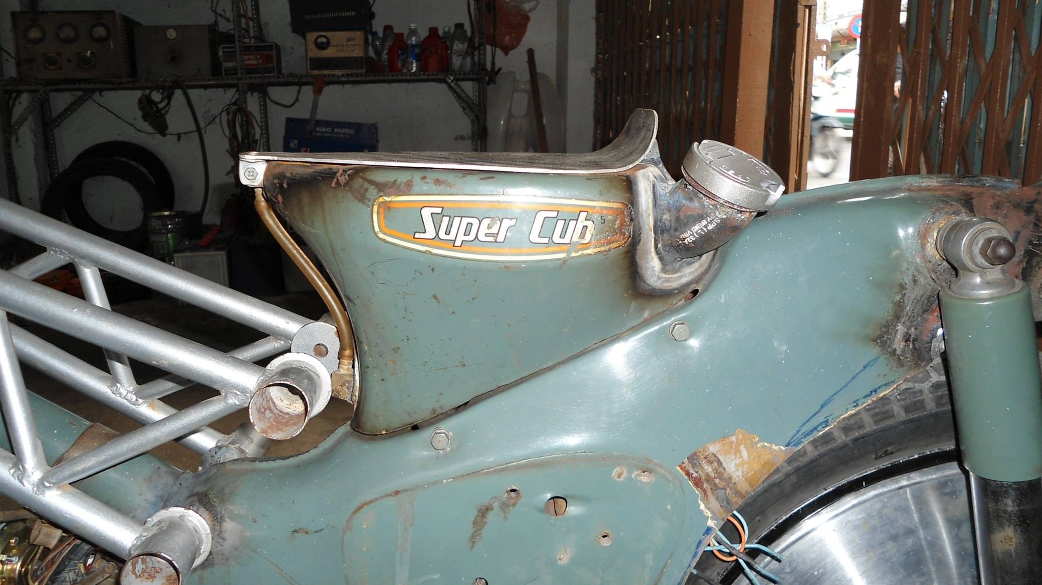 Chiếc xe của anh Lam tạo điểm nhấn khá hút mắt ở yên xe. Theo anh Lam, phần yên xe này được anh gò hàn và mang đi bọc da thủ công. 