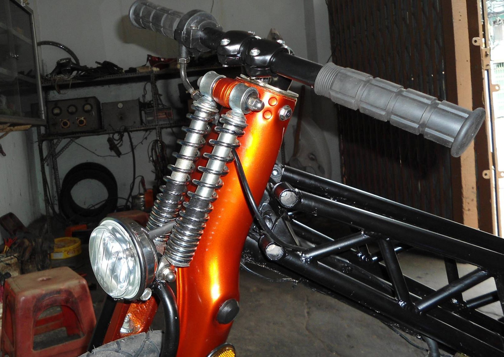 Bản thân là một người chơi xe đạp, nên phần tay lái của chiếc xe độ được anh Lam lấy từ xe đạp. Trong khi đó, phuộc trước được thiết kế theo phong cách xe cổ điển.