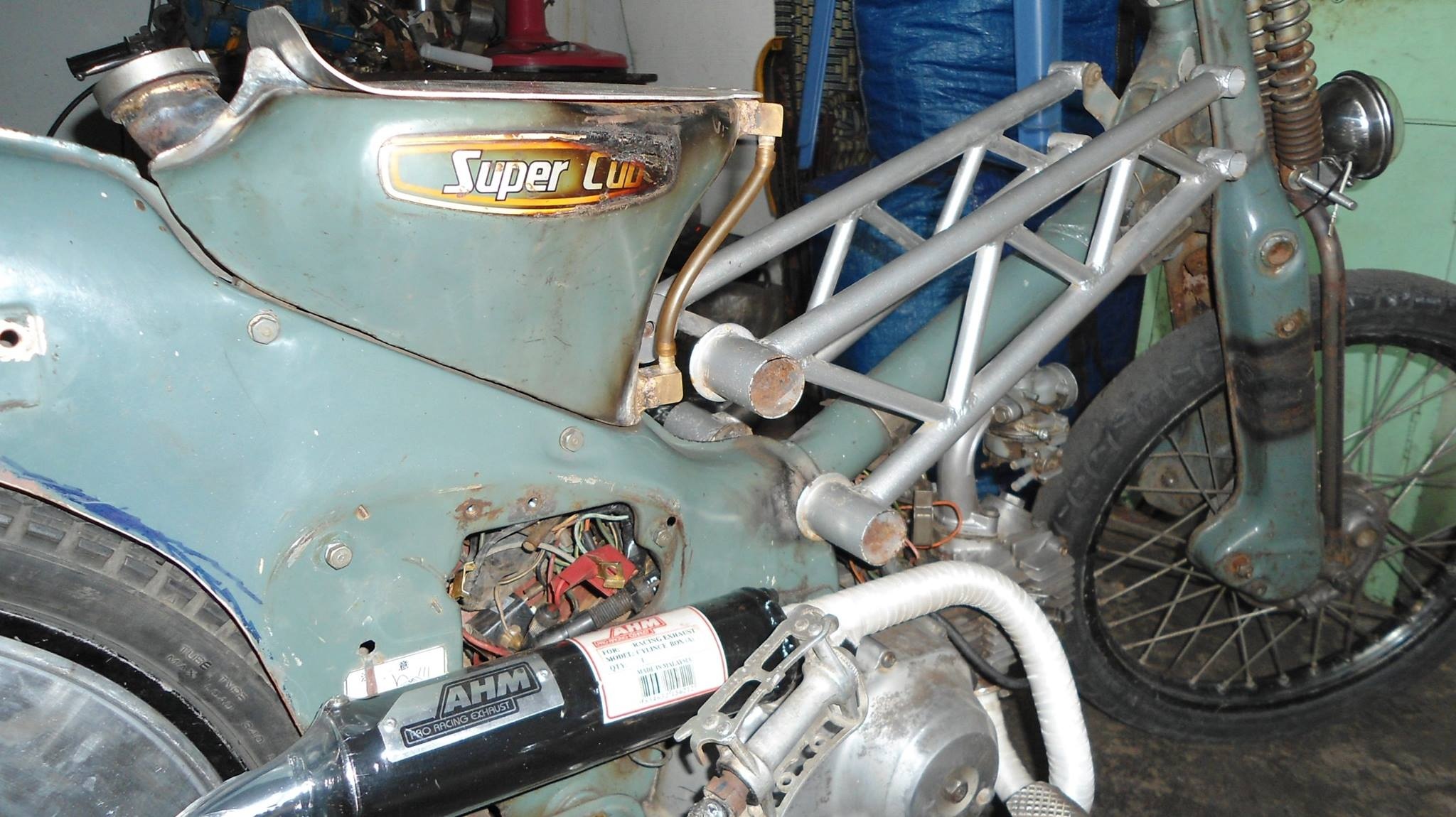 Từ một chiếc Super Cub 50 phân khối đời 1979 cũ nát, anh Lam đã tiến hành “phẫu thuật” lại chiếc xe, với diện mạo mới hoàn toàn và khá bắt mắt. 