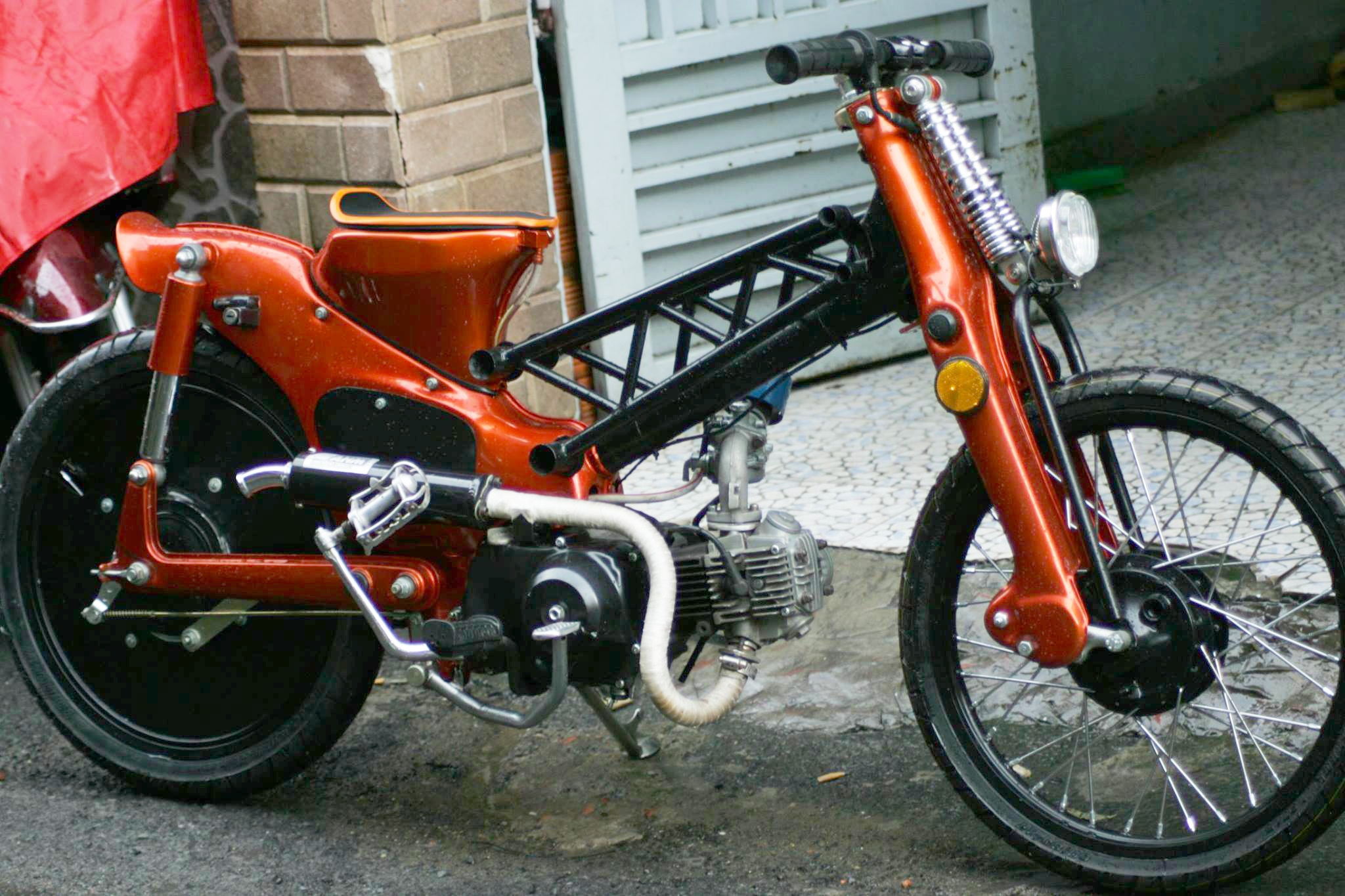 Honda Super Cub do kieu dang doc cua chang trai Sai Gon hinh anh