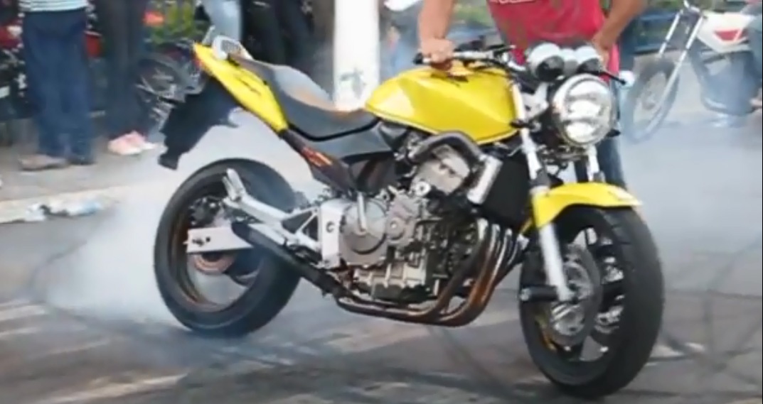 Honda Hornet vo dong co vi 'dot lop' qua da hinh anh
