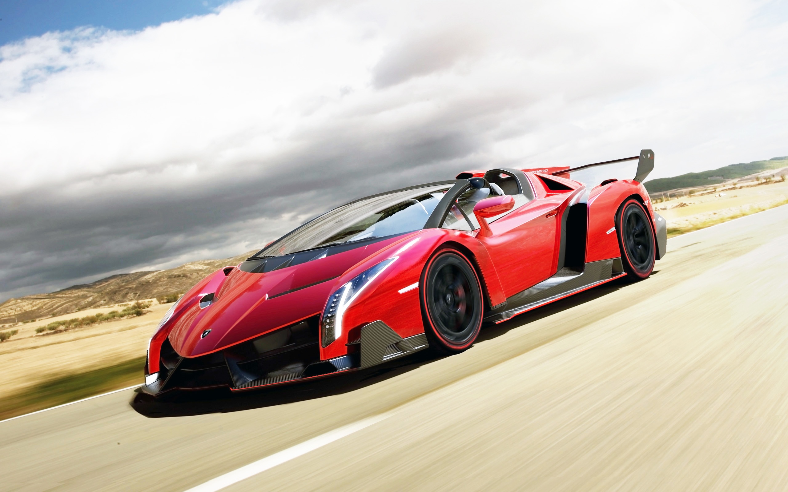 1- Veneno Roadster: Xe do hãng Lamborghini của Ý sản xuất. Sử dụng động cơ V12 6.5 lít, cho phép đạt công suất 750 mã lực, thời gian tăng tốc từ 0 đến 100 km/h sau 2,9 giây. Theo Lamborghini, họ sẽ chỉ sản xuất 9 chiếc trong năm 2014. Xe sử dụng toàn vật liệu tổng hợp trong cấu trúc thân xe nên trọng lượng rất nhẹ. Tốc độ tối đa của Veneno Roadster là 356 km/h. Giá bán <abbr class=