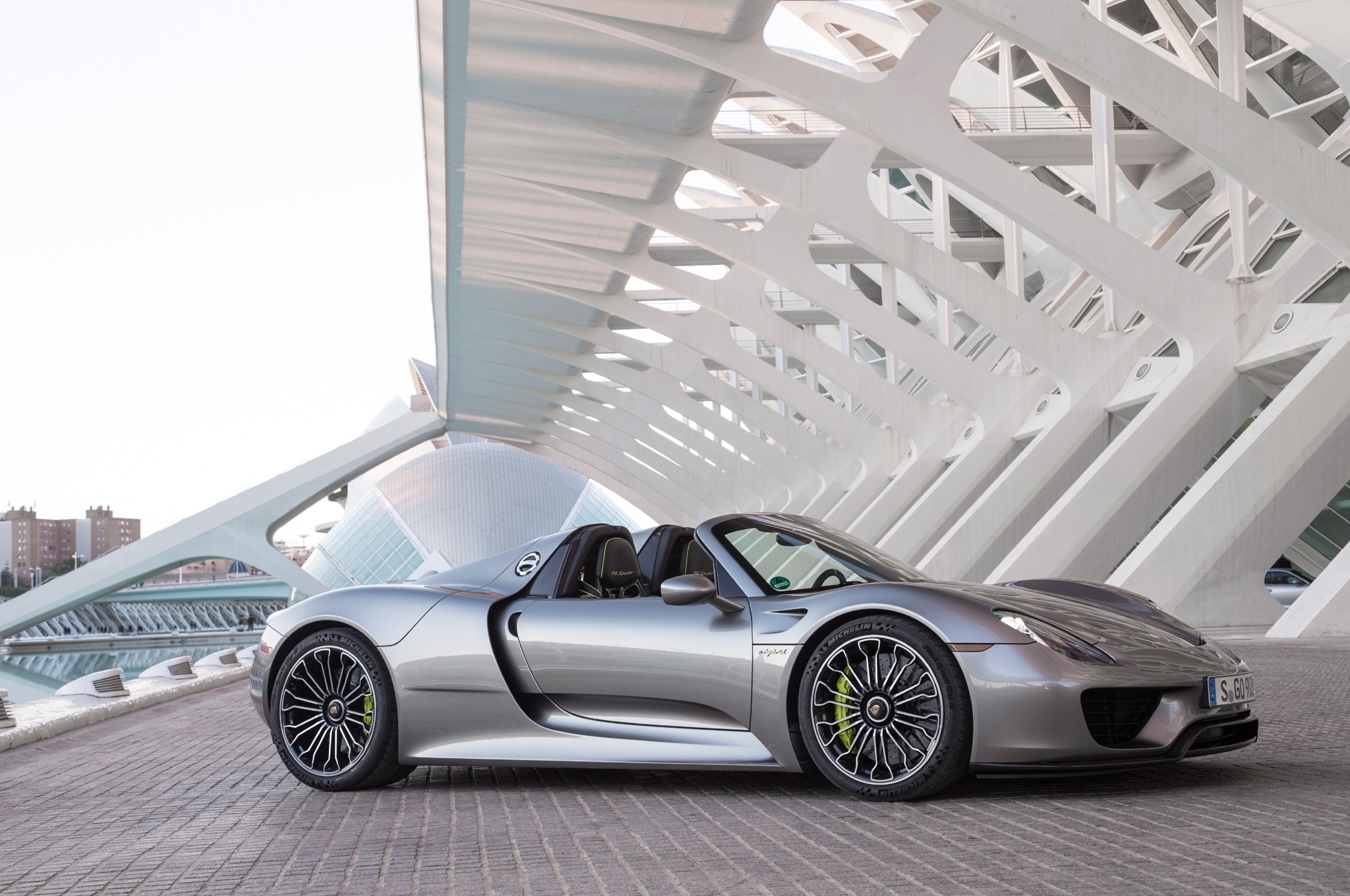 5- Porsche 918 Spyder: Porsche 918 Spyder được sản xuất tại Đức, sử dụng động cơ V8 4.6 lít, tổng công suất 887 mã lực (từ động cơ xăng và hai động cơ điện). Thời gian tăng tốc từ 0 lên 100 km/h sau 2,5 giây. Giống nhiều mẫu xe đua, 918 Spyder chủ yếu sử dụng vật liệu làm từ chất dẻo sợi carbon nên trọng lượng nhẹ nhưng siêu cứng. Giá bán <abbr class=