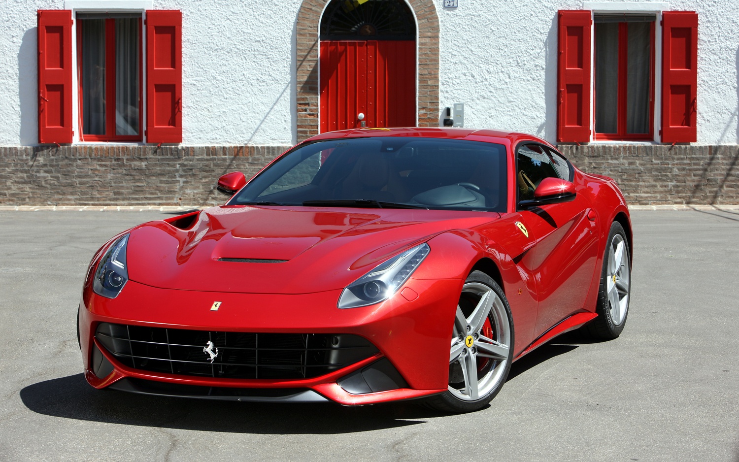 7- Ferrari F12 Berlinetta: Do Italy sản xuất, sở hữu sức mạnh 710 mã lực từ động cơ V12 6.3 lít V12, thời gian tăng tốc từ 0 lên 100 km/h sau 3,1 giây. Giá bán <abbr class=