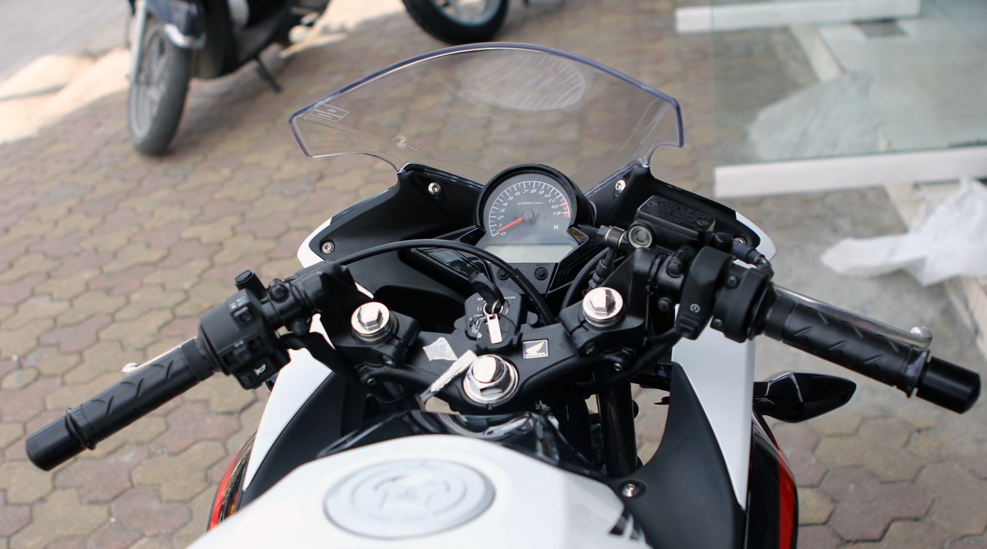 Cụm đồng hồ được thiết kế kết hợp dạng analog và điện tử. Thiết kế tương tự như trên CBR250R và CBR300R.