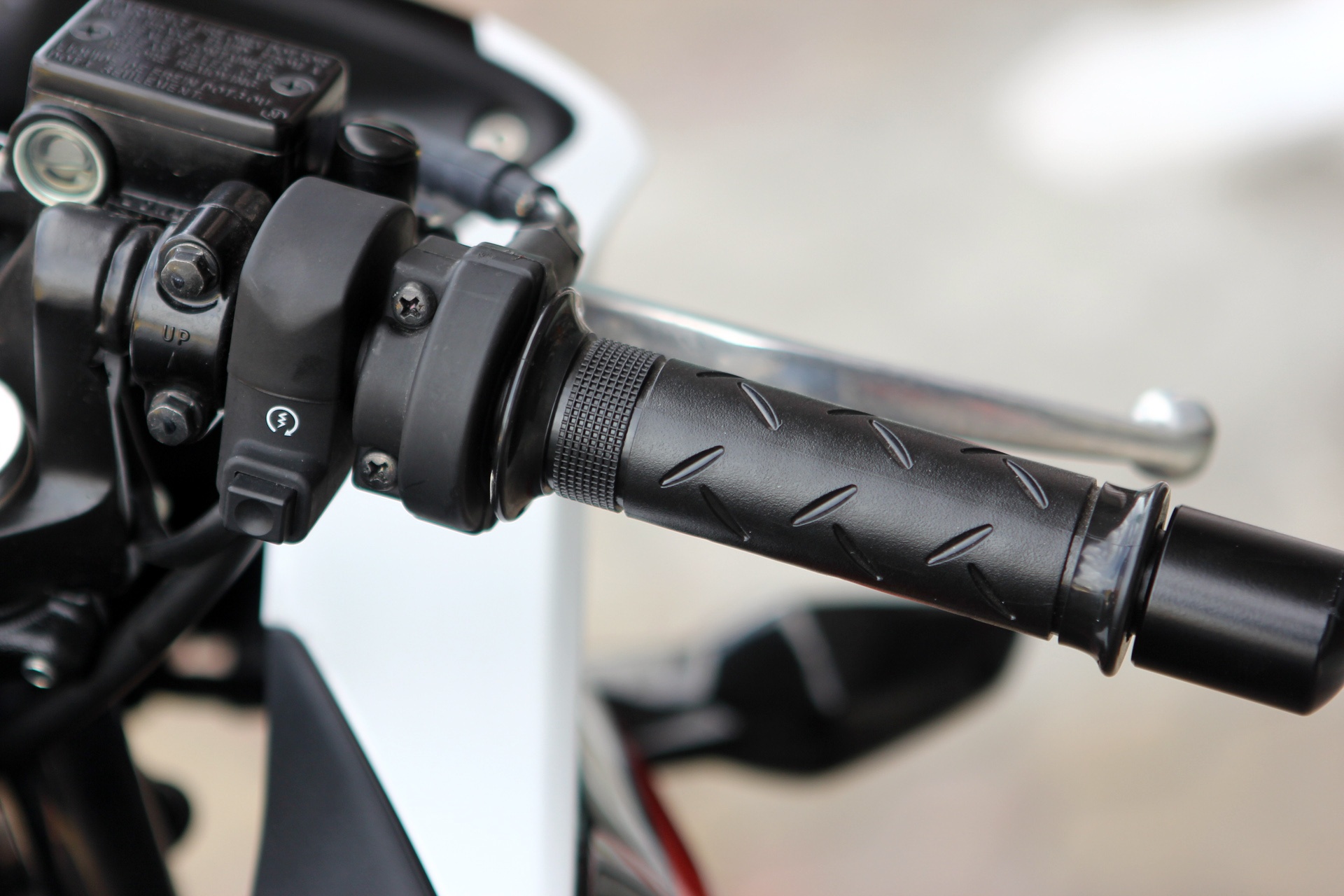 Các nút bấm chức năng bên tay phải và tay trái. Ở phía trái còn có thêm nút bâm passing ở phía trước. 