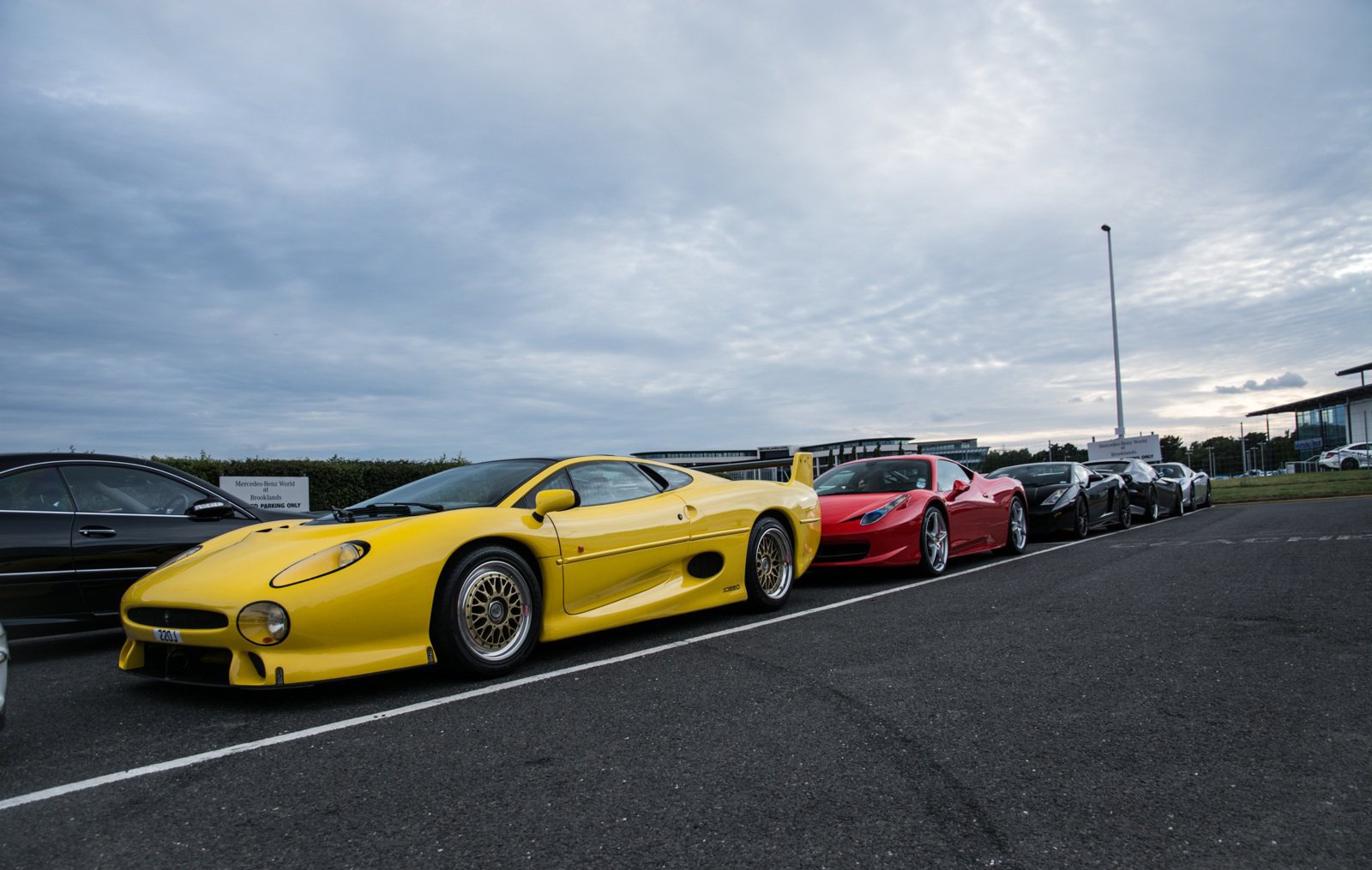 Sự kiện dành cho siêu xe và xe cổ được diễn ra trong khuôn viên lâu đài Wilton House. Đây là lần thứ 6 liên tiếp sự kiện dành cho các siêu xe và xe cổ được tổ chức. Không gian với những thảm cỏ xanh mướt là một địa điểm tuyệt vời để các mẫu xe khoe hết vẻ đẹp khi tham gia sự kiện này.