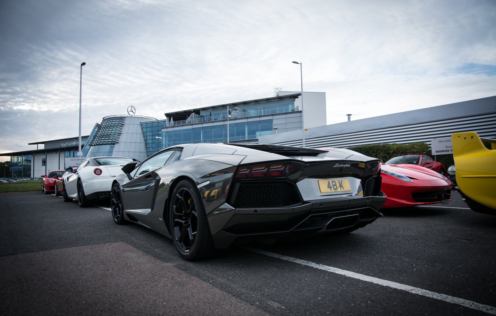 Wilton House supercar and classic, quy tụ nhiều bộ sưu tập xe cổ đình đám của nước Anh. Bên cạnh đó, những siêu xe thuộc dạng khủng nhất ở thời điểm hiện tại cũng tề tịu tại tòa lâu đài cổ kính này.