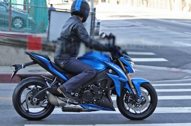 Hình ảnh chạy thử mẫu naked-bike Suzuki GSX-S1000 trên đường phố, hoàn toàn không có lớp ngụy trang.