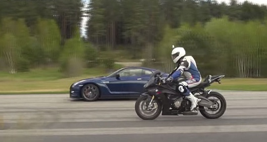Sieu mo to BMW S1000RR bo xa Nissan GT-R do tren duong dua hinh anh
