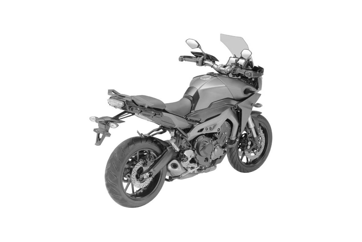 Phần đầu xe được trang bị kính chắn gió lớn và thu gọn dàn vỏ hai bên sườn xe. Đây là thiết kế mang lại ưu điểm cho những hành trình dài. Bình xăng trên mẫu xe mới dường như cũng có thiết kế lớn hơn so với MT-09. Mẫu tourer của Yamaha còn được trang bị chân chống giữa, khác với trên mẫu MT-09.