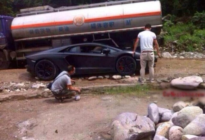 Sieu xe Lamborghini Aventador ‘sap gam’ tren duong nui hinh anh