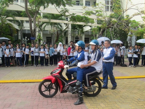 Thi bang xe may: Sap mien thi ly thuyet cho hoc sinh lop 12 hinh anh