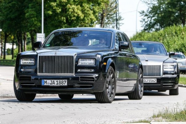 Rolls-Royce Phantom the he moi bi bat gap tren pho hinh anh