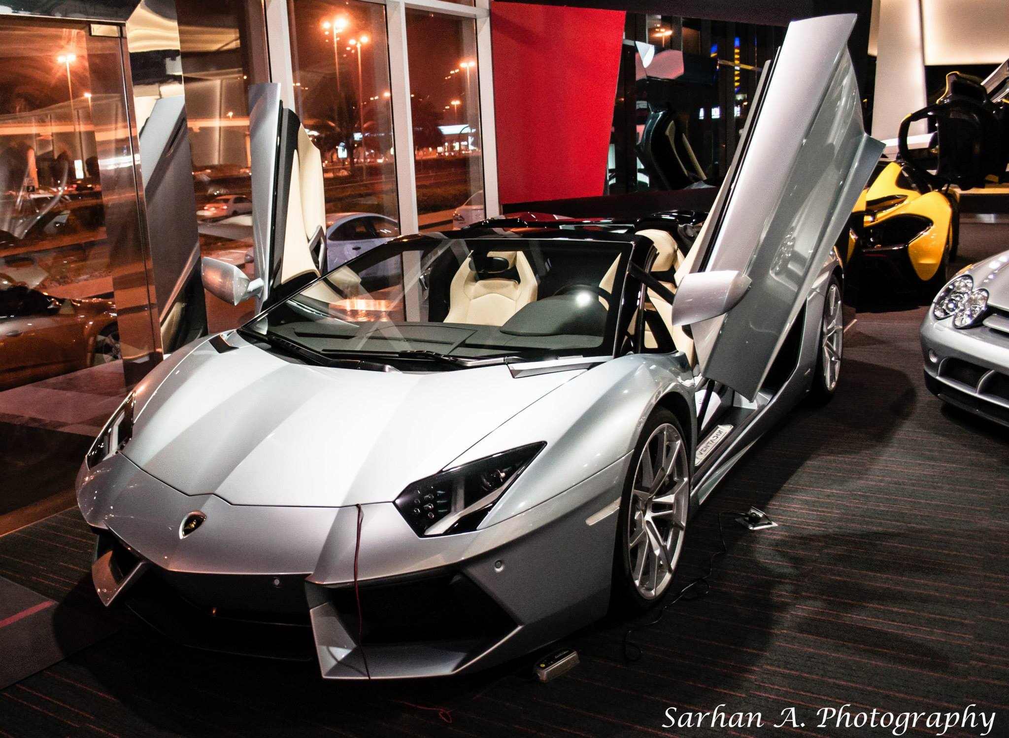 Chính vì vậy không có gì ngạc nhiên khi những đại lý kinh doanh xe ở đây luôn có đầy đủ các tên tuổi đình đám nhất trong thế giới xe. Al Ain Class Motors là một trong những garage lớn tại Dubai, với sự xuất hiện của nhiều siêu xe nổi tiếng, đắt giá và hiếm.