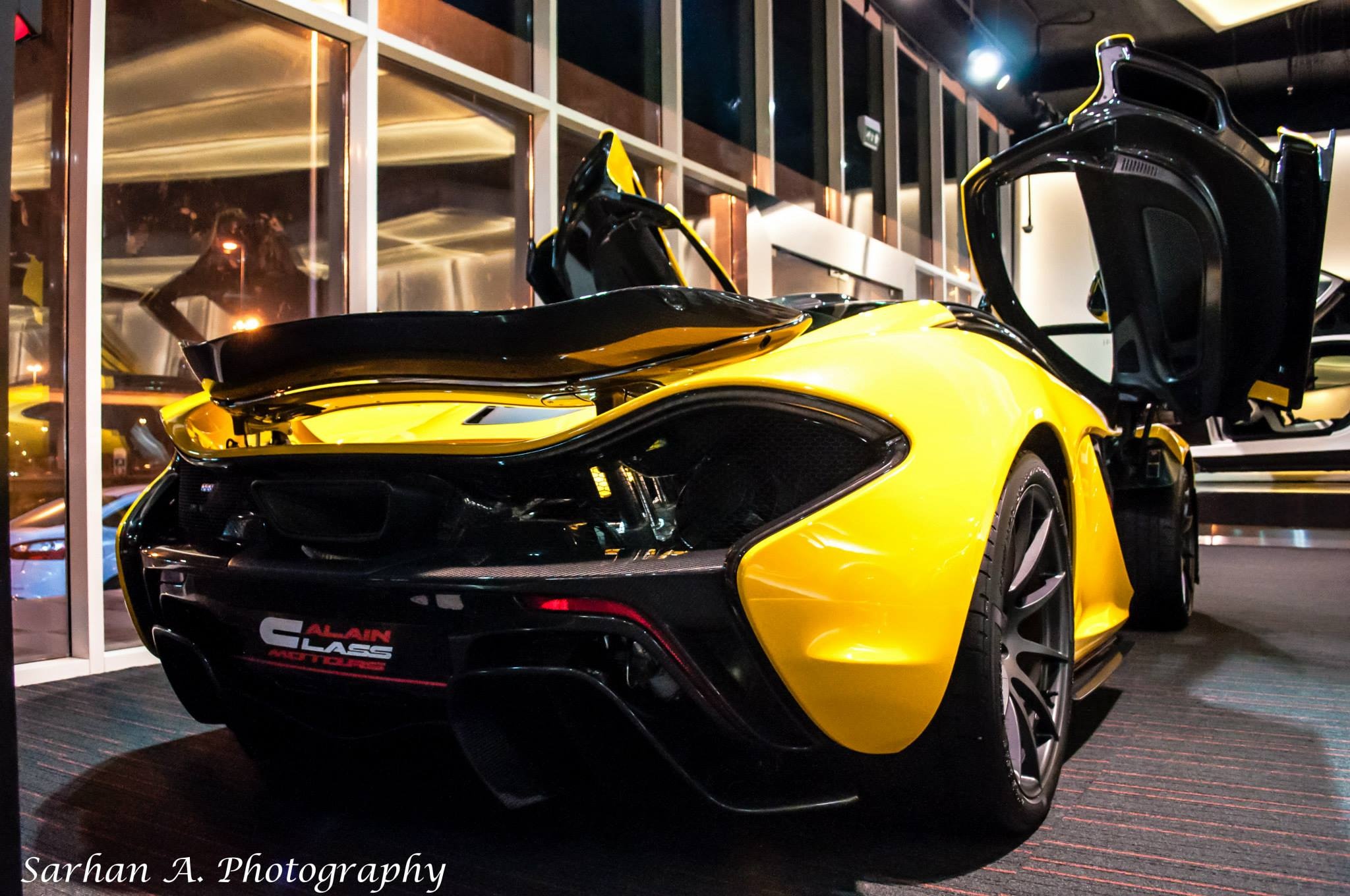 Trong hơn 20 năm kinh doanh xe, garage Al Ain Class Motors đã bán được rất nhiều siêu xe nổi tiếng, đặc biệt là những chiếc Bugatti Veyron. Do đó, từ chỗ chỉ có 1 đại lý vào năm 1992, đến nay Al Ain Class Motors đã có chuỗi 5 cửa hàng với nhiều siêu xe khủng.