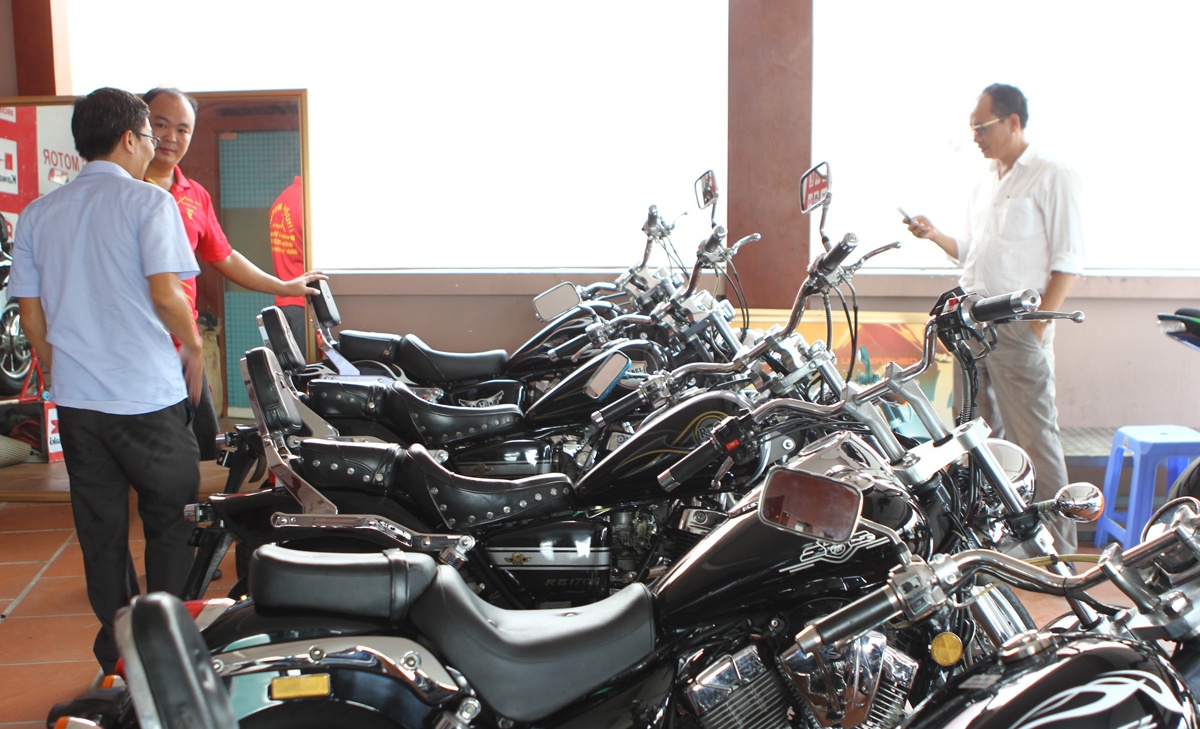 Có những khách hàng đặt trước tiền, đợi qua tháng cô hồn mới lấy xe. Ảnh: Hạ Phong.