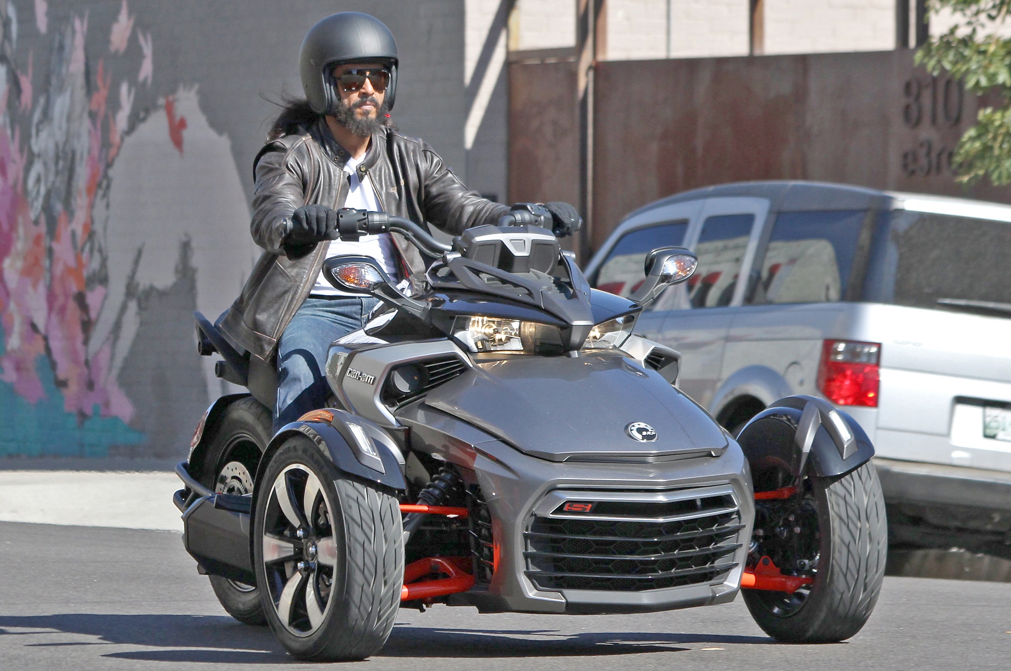 Theo hình ảnh có được, Can-Am Spyder thế hệ mới được in thêm dòng chữ F3 EFI bên sườn xe. Kiểu dáng thiết kế trên mẫu xe mới cũng có những thay đổi đáng kể. Cụm đèn pha projector đôi được thiết kế ở vị trí cao hơn so với trước đây. 