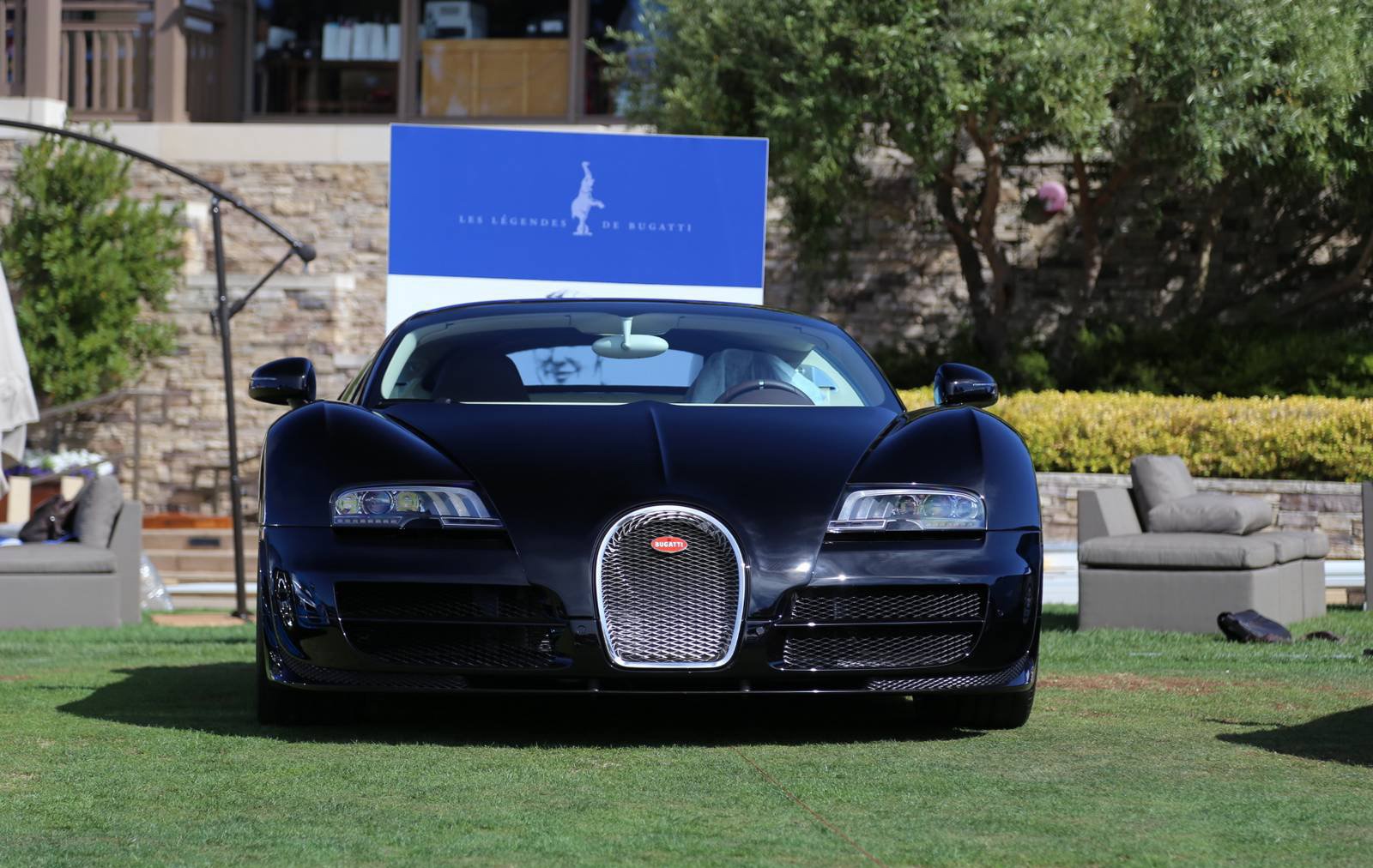 Không lâu sau khi ra mắt mẫu xe đầu tiên trong loạt siêu xe huyền thoại, hãng xe Pháp tiếp tục tung ra siêu xe Bugatti 