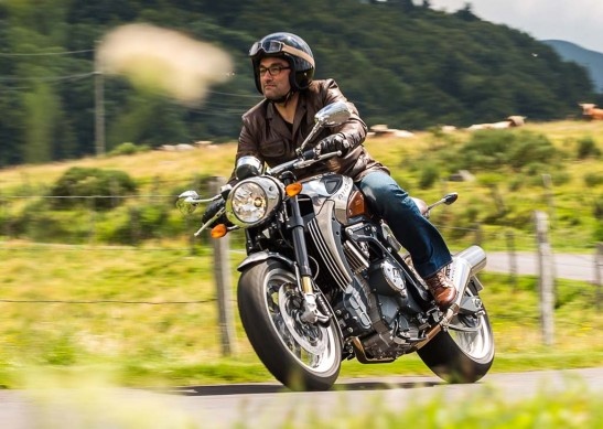 Khối động cơ này được gắn trên hệ khung sườn hợp kim nhôm. Bình xăng xe được gắn phía trên, tích hợp nhiều bảng đồng hồ analog khác nhau. 