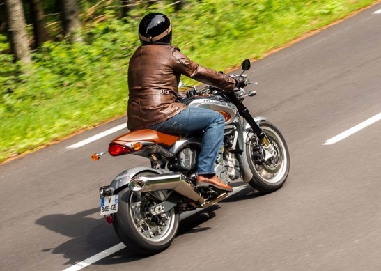 Midual Type 1 được trang bị phuộc Ohlins FGRT 43 mm, hành trình 120 mm phía trước. Trong khi ở phía sau là phuộc đơn cũng do Ohlins cung cấp, hành trình 120 mm. Trang bị an toàn cho xe là hệ thống phanh đĩa 320 mm phía trước và 245 mm phía sau. Tất cả đều sử dụng kẹp phanh Brembo 2 pít-ton. Phía trước xe sử dụng bộ lốp Michelin kích thước 120/70-17 phía trước và 180/55-17 phía sau.