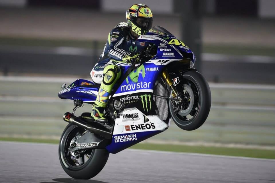 Tay đua Valentino Rossi điều khiển siêu mô tô Yamaha M1 ở giải đua MotoGP 2014. Ảnh: Fanpop.