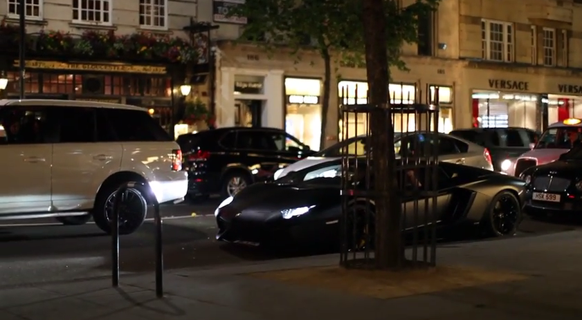 Qua on ao tren pho, Lamborghini Aventador bi nem tao hinh anh