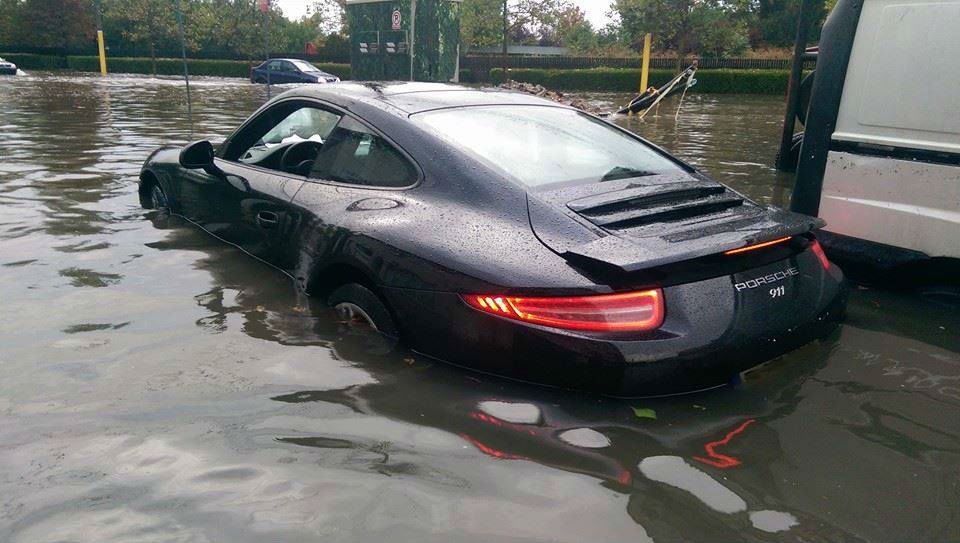 Porsche 911 ngap trong nuoc lu, Audi R8 chay rui trong mua hinh anh