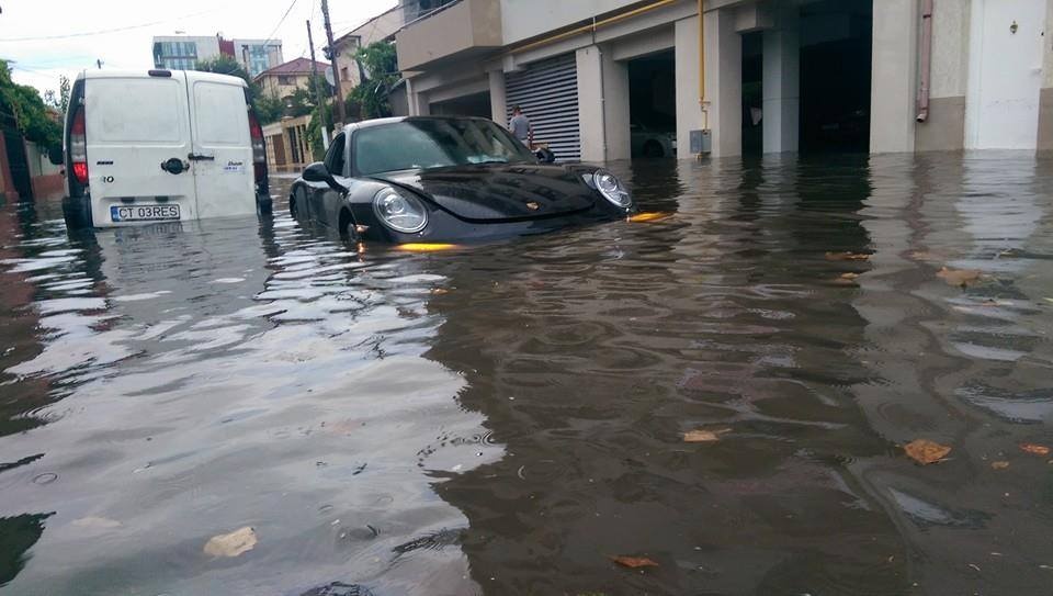 Vẻ đẹp của những chiếc xe siêu sang hay siêu xe luôn thu hút mọi ánh nhìn của những người đi đường. Sự hoàn mỹ trong thiết kế hay những âm thanh đầy phấn khích từ động cơ là những lý do siêu xe khiến nhiều người mê mẩn. 