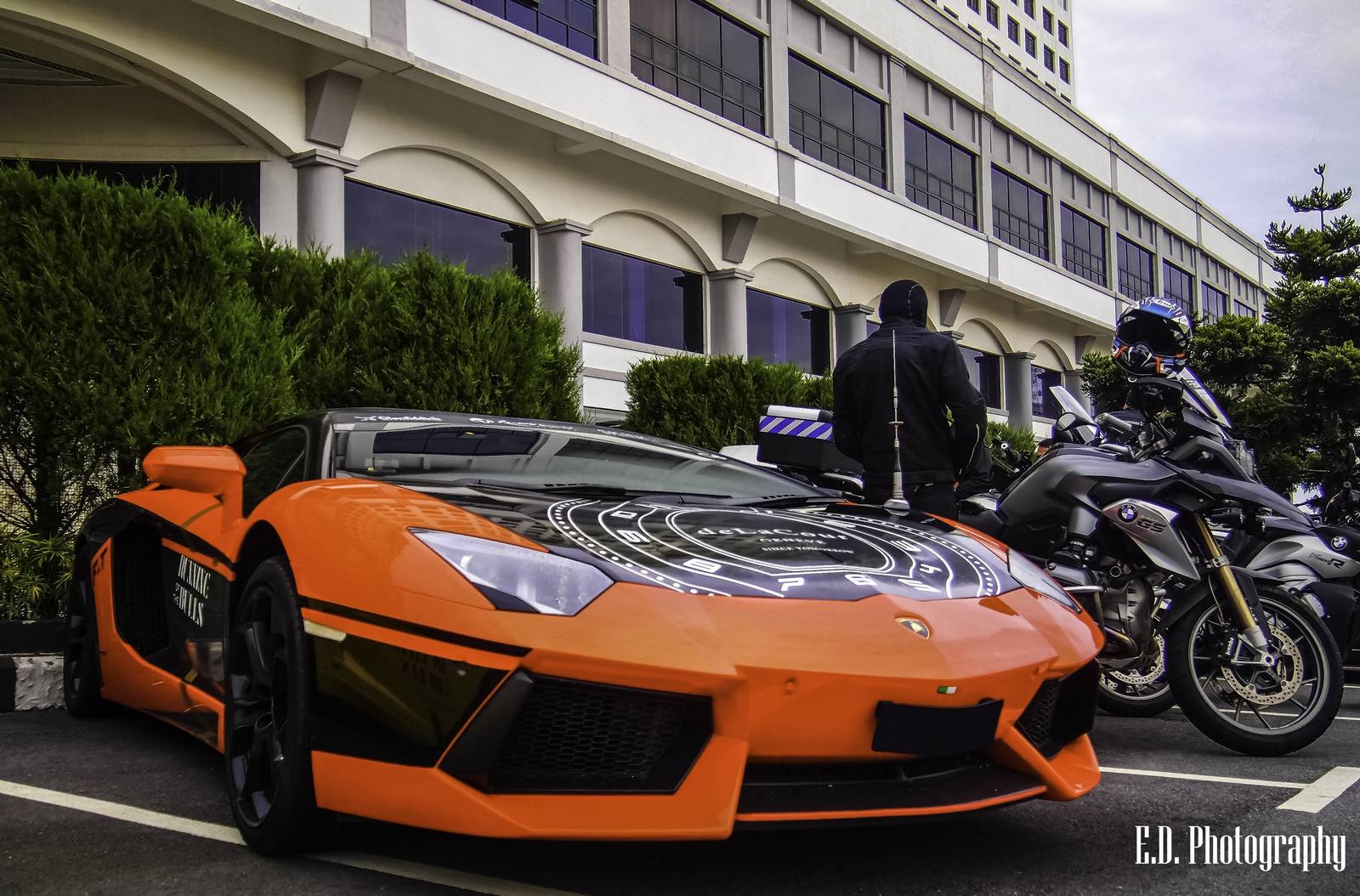 Đối với những người dân Malaysia, việc thấy siêu xe chạy trên phố hằng ngày có lẽ không phải chuyện quá đỗi xa lạ. Tuy nhiên, cảnh tượng hàng chục siêu xe Lamborghini rong ruổi trên đường có lẽ sẽ khiến nhiều người tròn mắt vì ngặc nhiên.