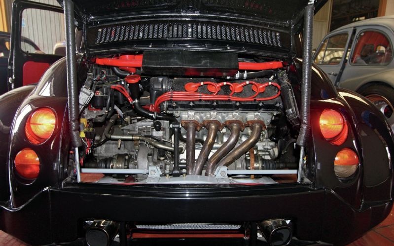 Trang bị an toàn cho xe là hệ thống phanh, tích hợp chống bó cứng ABS cũng được lấy từ siêu xe Lamborghini Murcielago. 