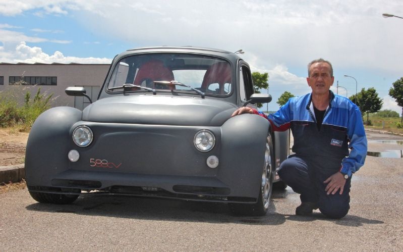 Ít ai có thể ngờ rằng ẩn chứa bên trong một cỗ xe có tuổi đời trên 40 lại là sức mạnh tương đương với nhiều siêu xe ở thời điểm hiện tại. Đó là trường hợp của siêu xe độ, Fiat 500 đời 1971. Sản phẩm độ này được thực hiện mới Oemmedi Meccanica, một xưởng độ xe có tiếng tại Ý. 