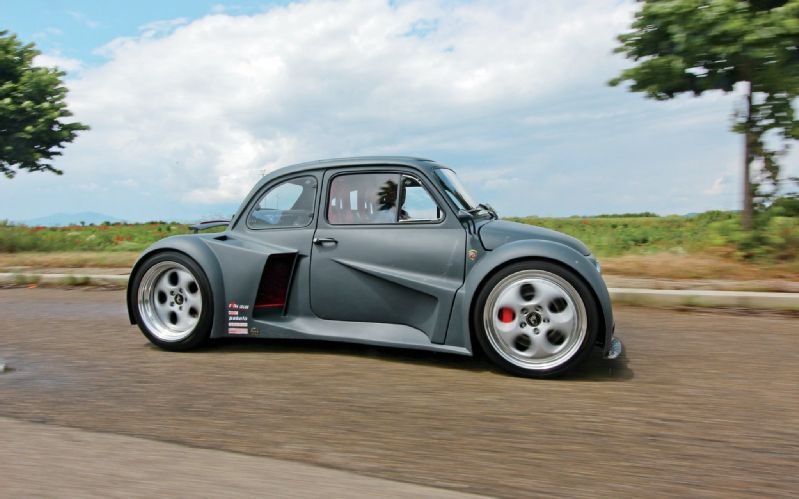 Không còn giữ kiểu dáng cổ điển của một mẫu xe cỡ nhỏ trong những năm 1970, chiếc Fiat 500 độ được hoàn thiện lại cả phần vỏ, kiểu dáng mới mẻ. Hai bên sườn xe là những hốc hút gió lớn, như được lấy cảm hứng từ những siêu xe của Lamborghini. Tuy nhiên, Oemmedi vẫn giữ lại một số đường nét thiết kế cổ điển của mẫu xe này. 